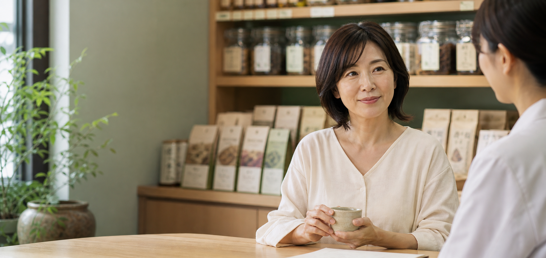 お茶を飲みながら漢方相談を受ける女性のイメージ